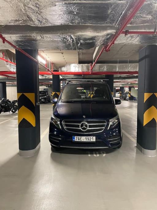 Apartment Karel With Garage Parking Prag Exterior foto