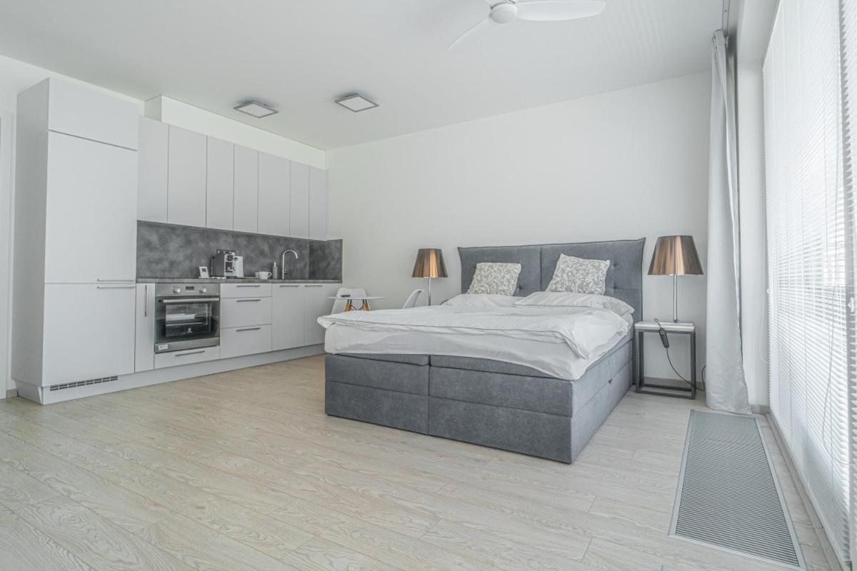 Apartment Karel With Garage Parking Prag Exterior foto